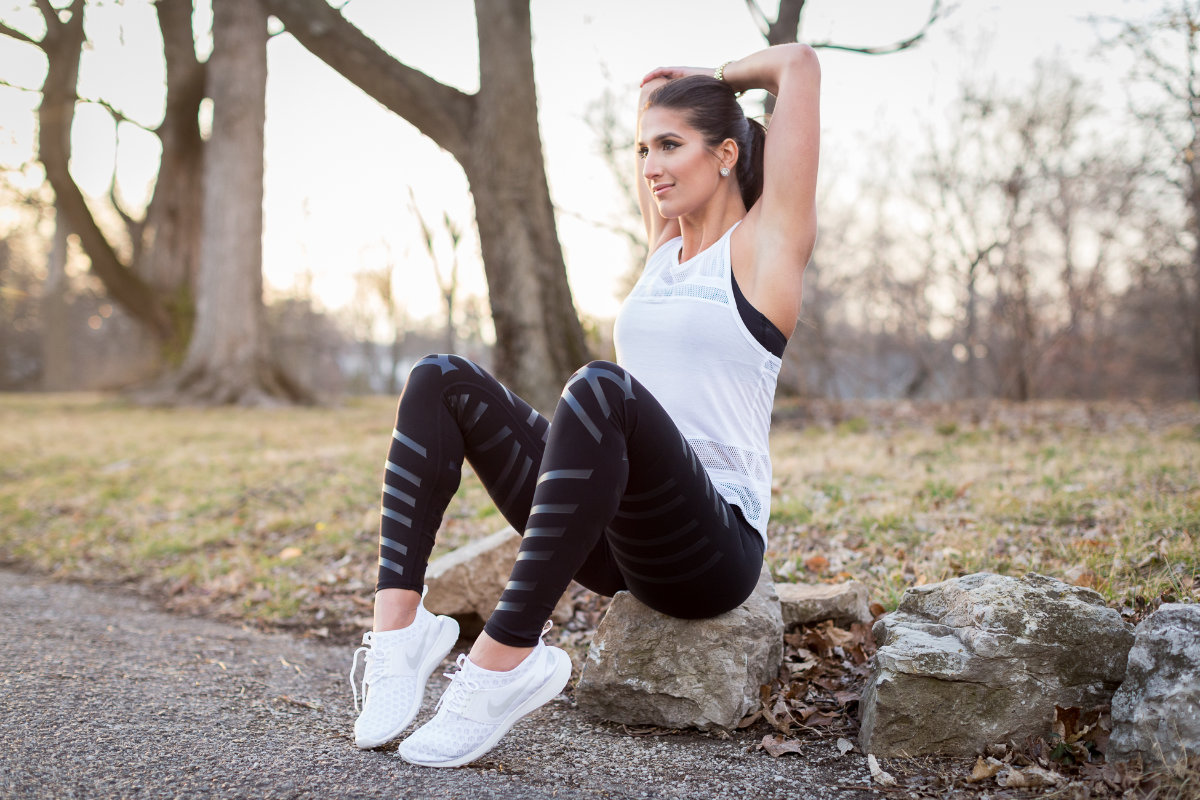 Athleisure outfits inspiration for women - Alo Yoga
